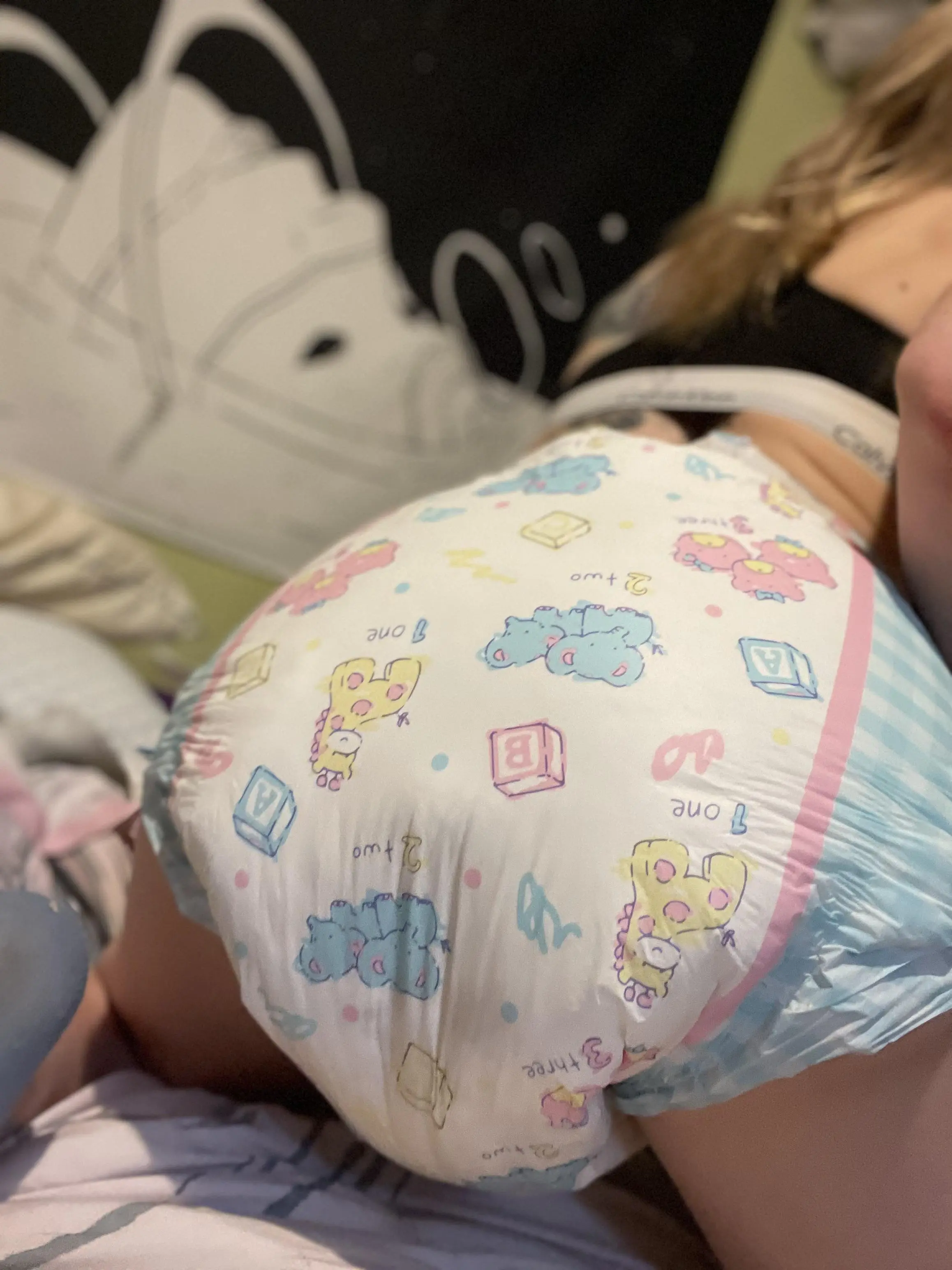 I am leaking and messy and has no daddy or mommy to change me 🥺💗