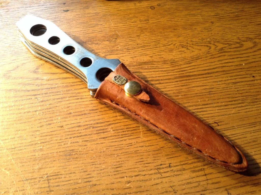 I made a sheath for my Girlfriends throwing knives. Scrolller