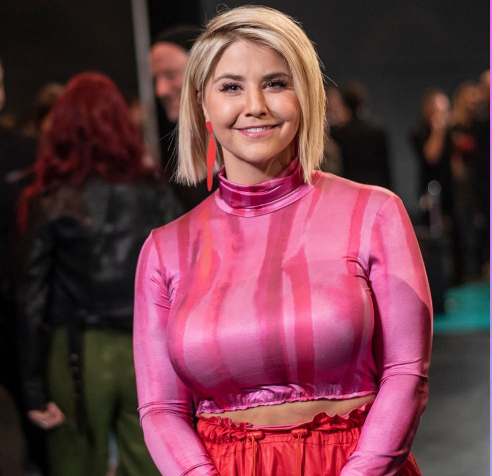 I Want To Deepthroat Beatrice Egli And Grope And Slap Her Big Tits Scrolller