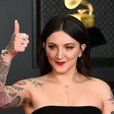 Julia Michaels | Scrolller