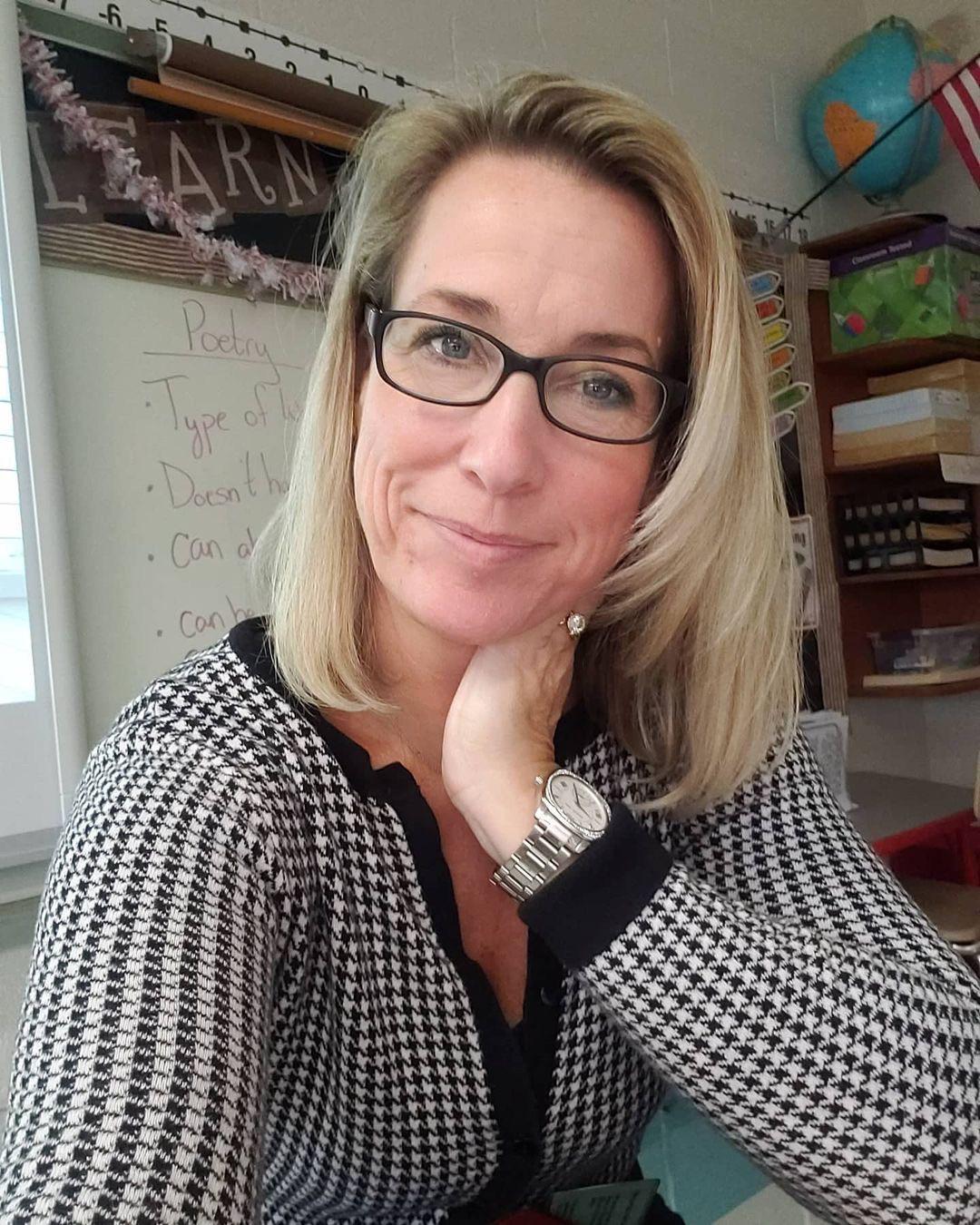 Just my milfy teacher and her selfies | Scrolller