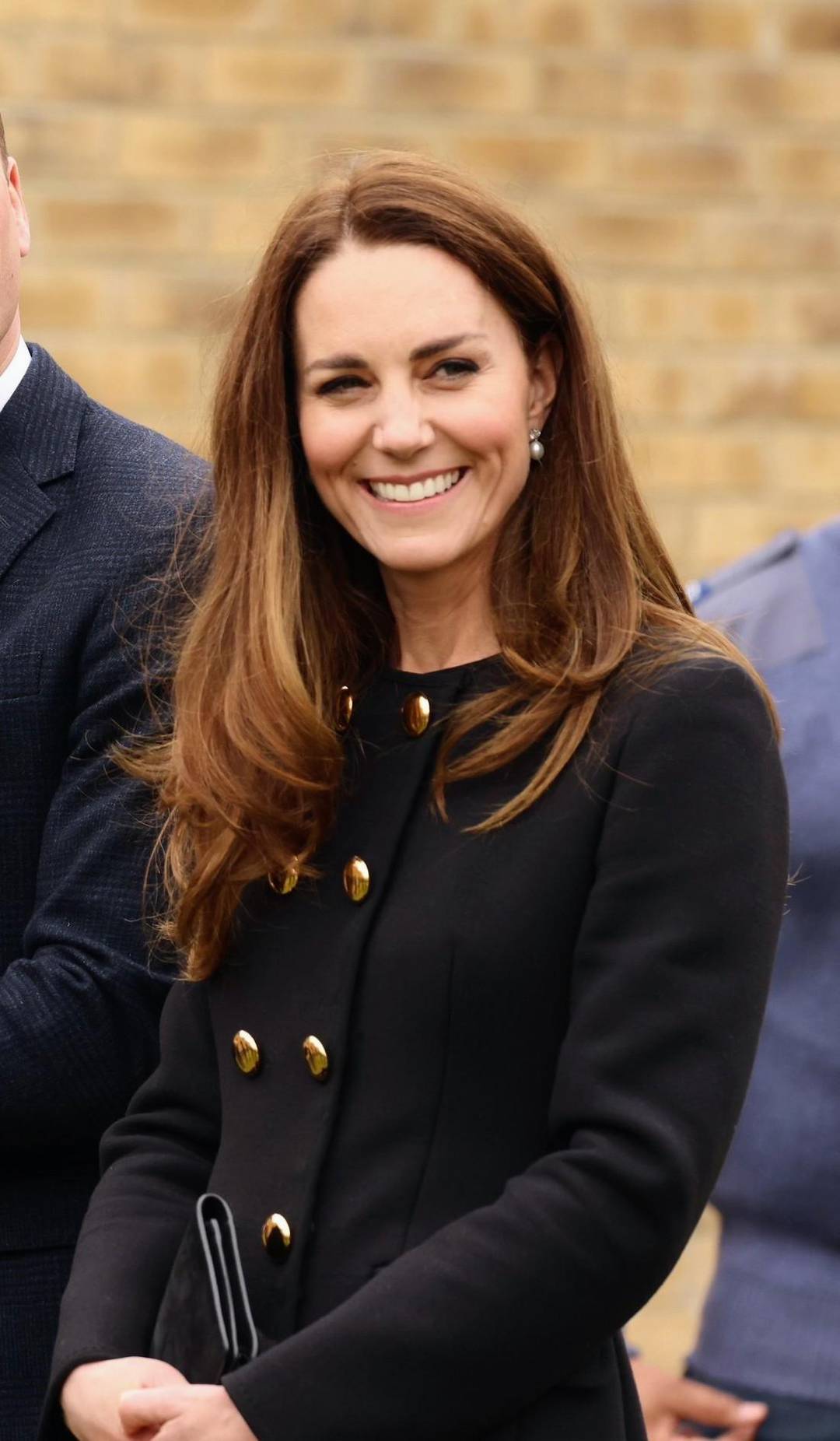 Kate Middleton looks drop dead in black Scrolller