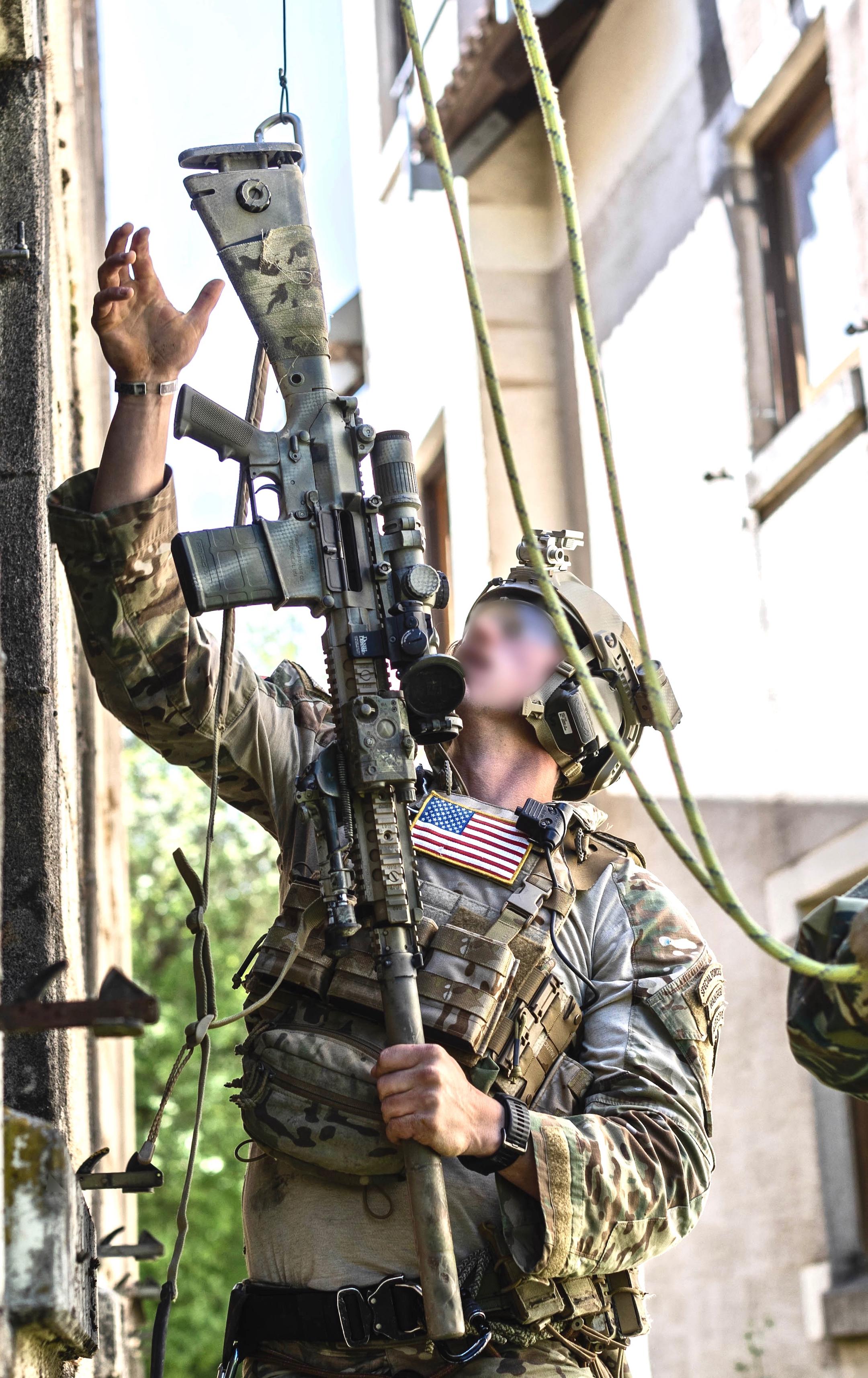 Mini Sass Rifle Knight's Armament Company M110 SASS rifle being lowered to a US Special ...