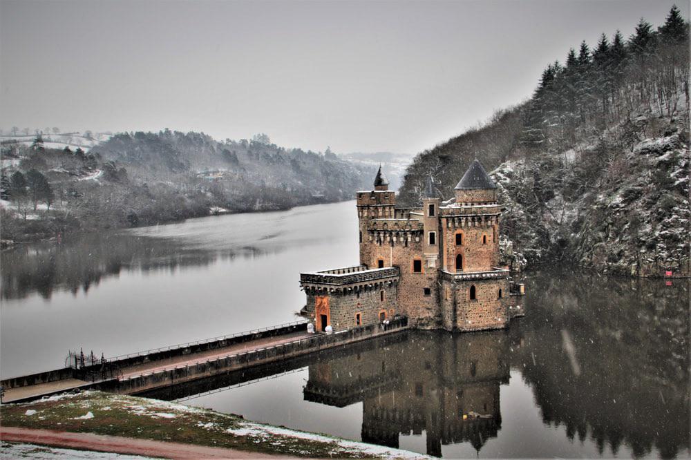 Le chateau de la Roche, Loire, France. It was constructed in the 12th century as a means of Le chateau de la Roche, Loire, France. It was constructed in the 12th century as a means of