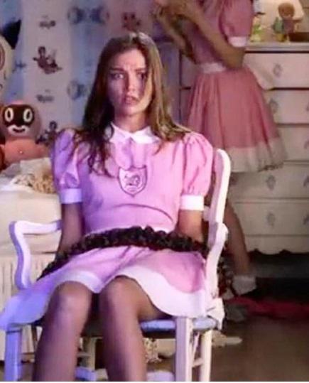 lili simmons Scrolller