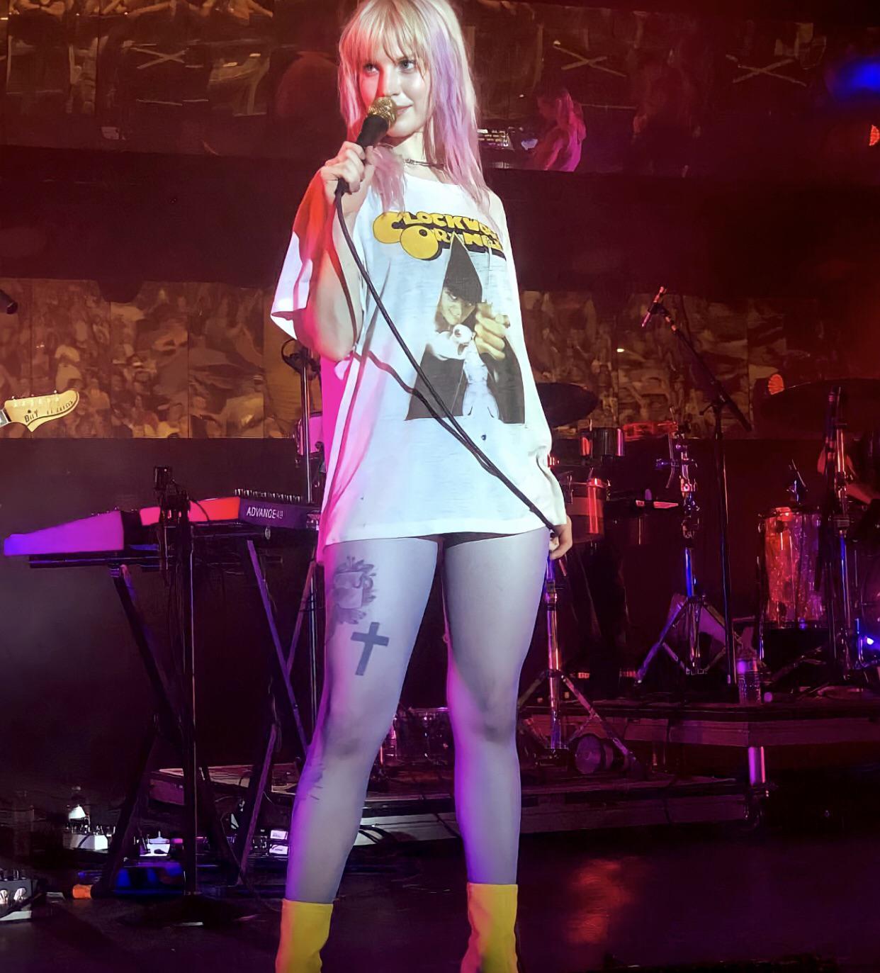 hayley williams and her thick thighs | Scrolller