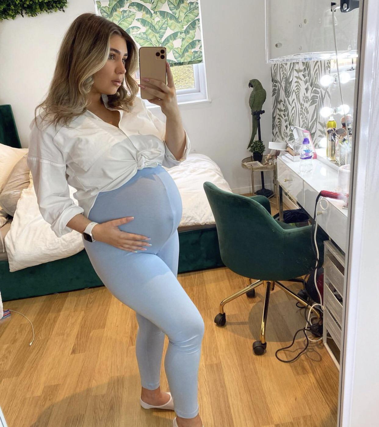Love Jerking Off To Her Pregnant Pics 🤤 Scrolller
