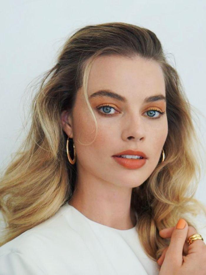 Margot Robbie Is A Beautiful Queen Scrolller