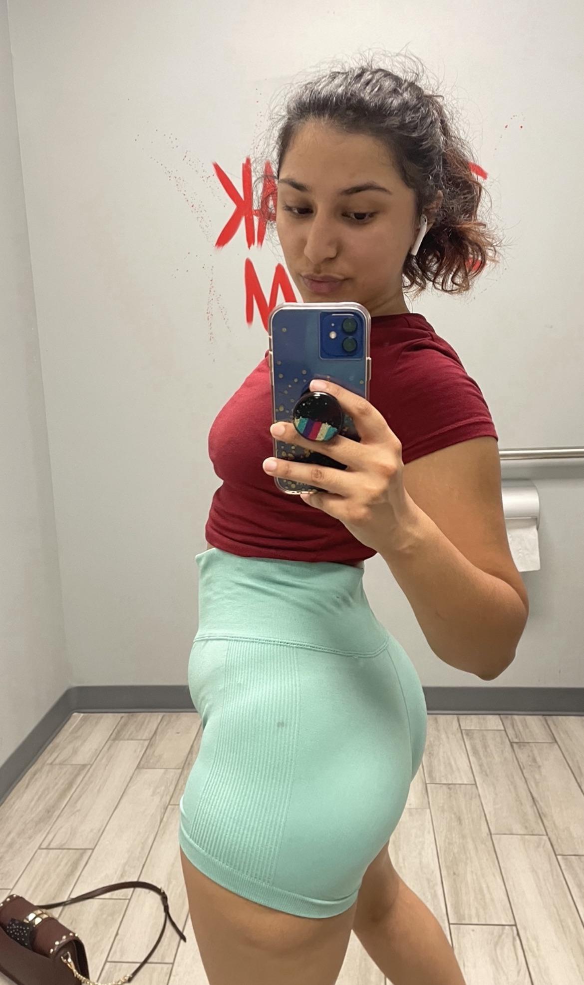 Mirror mirror on the wall, who’s the finest of them all? 😌😏😉🤤🤤👑👑🇵🇰🇵🇰 Scrolller