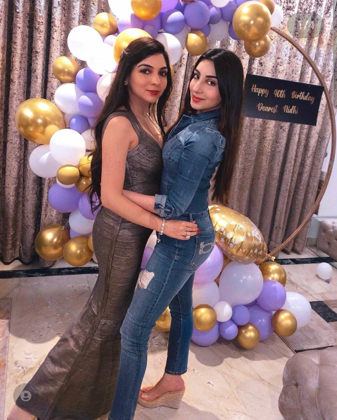Mom Or Daughter Scrolller 