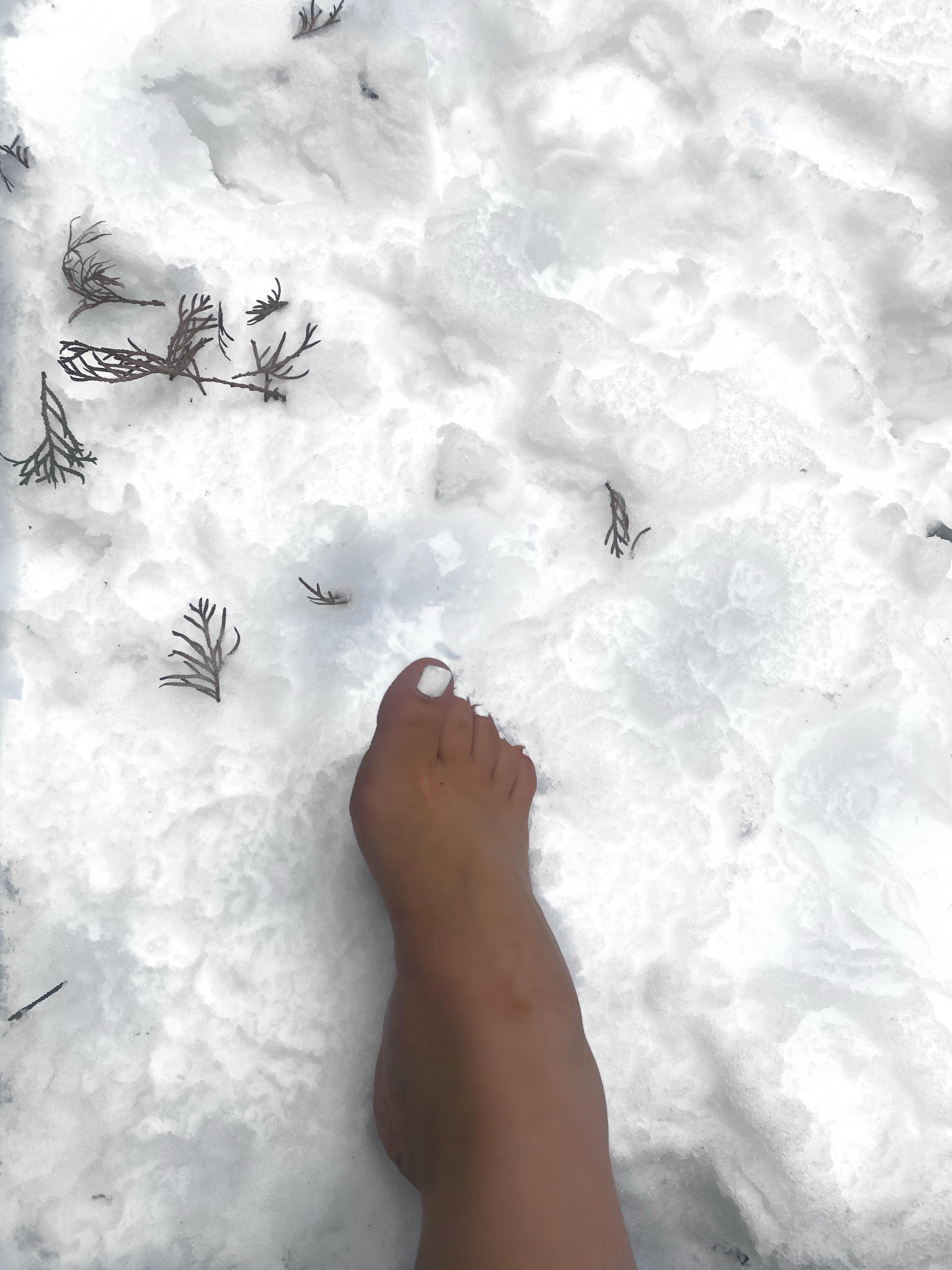 My feet is so cold . Come warm it up Scrolller