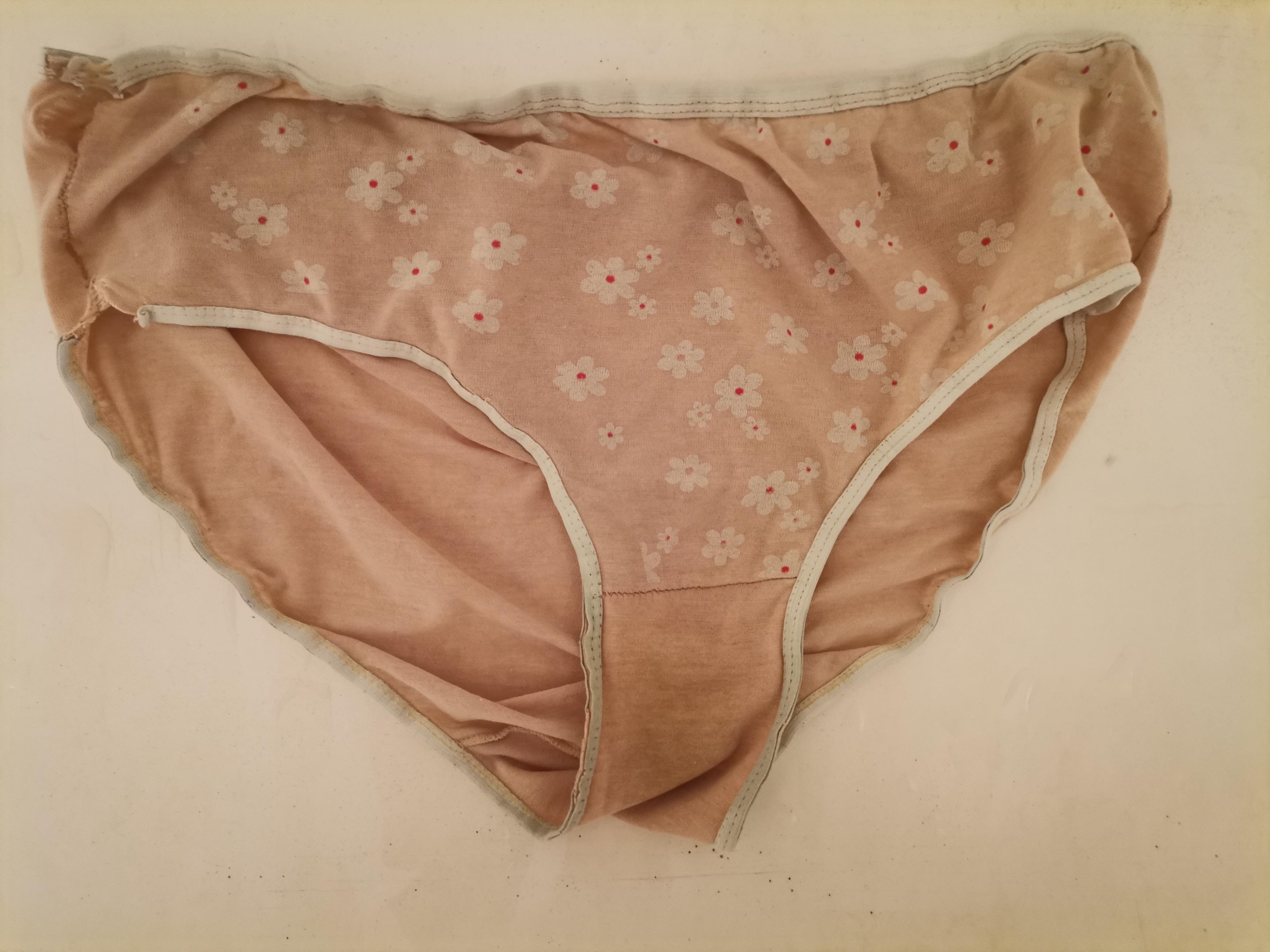 My sister's panties smell like pee Scrolller