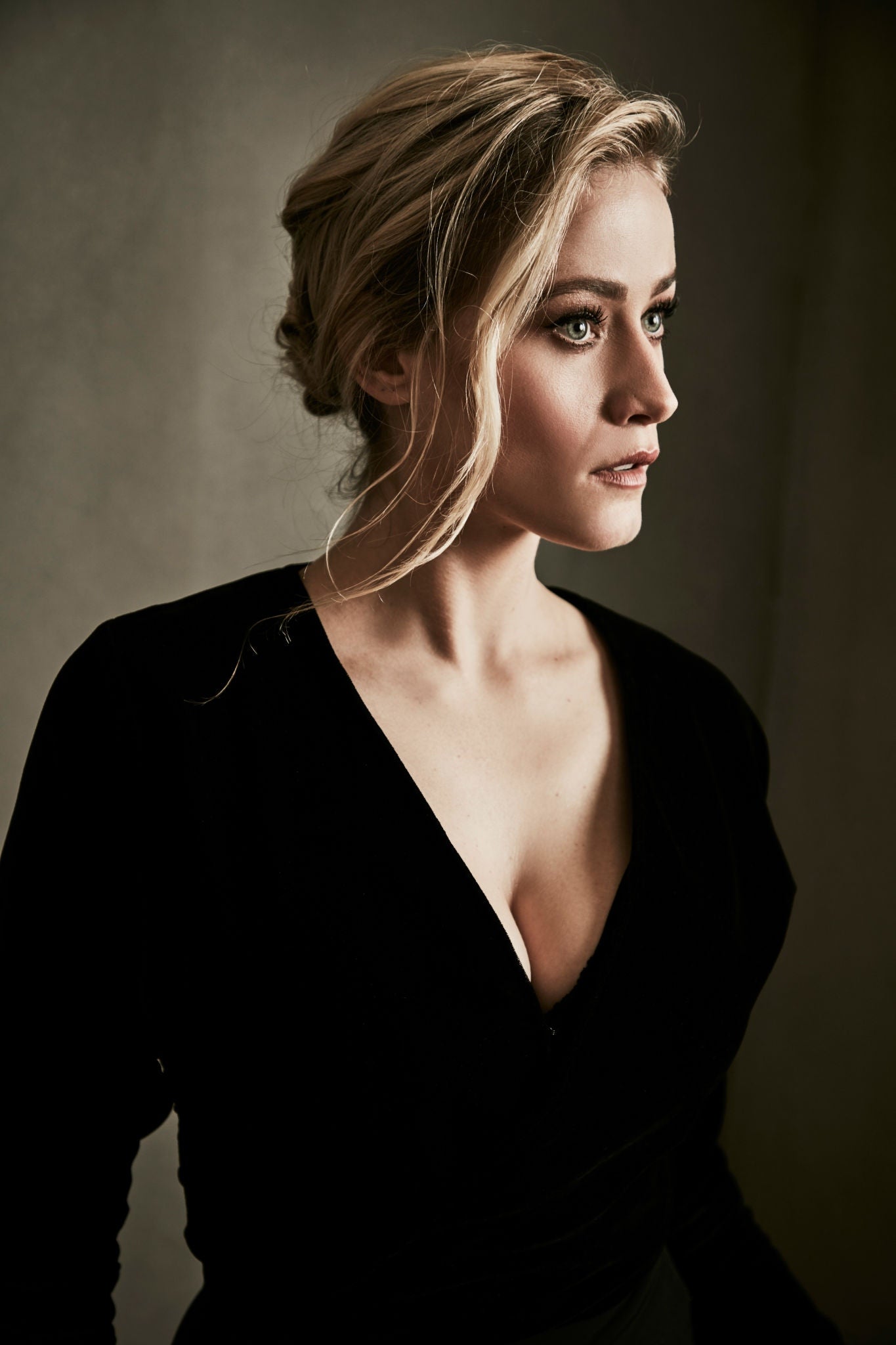 Olivia Taylor Dudley Scrolller