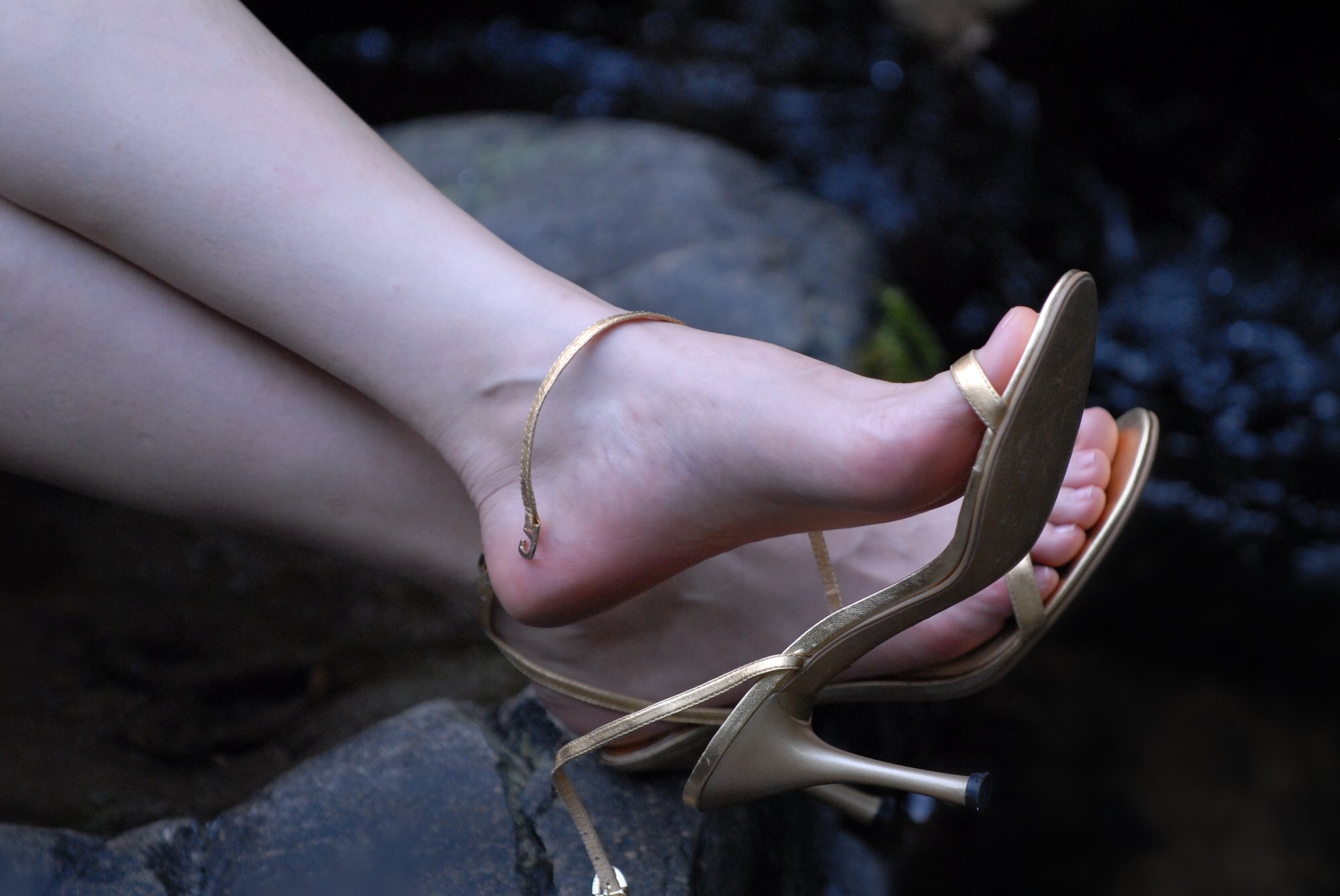 Pale Playing Scrolller