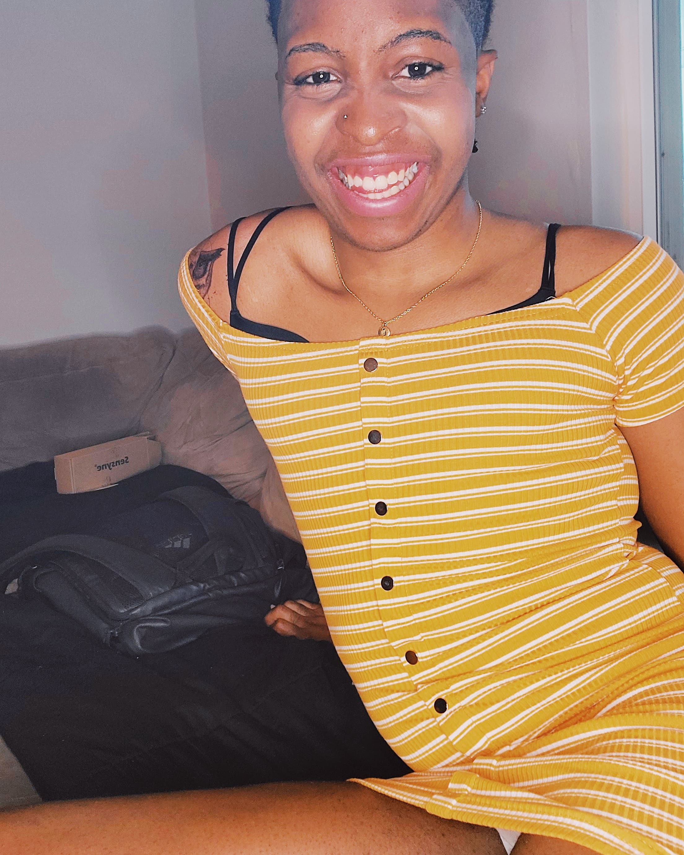 peek a boo🐝👀 Scrolller