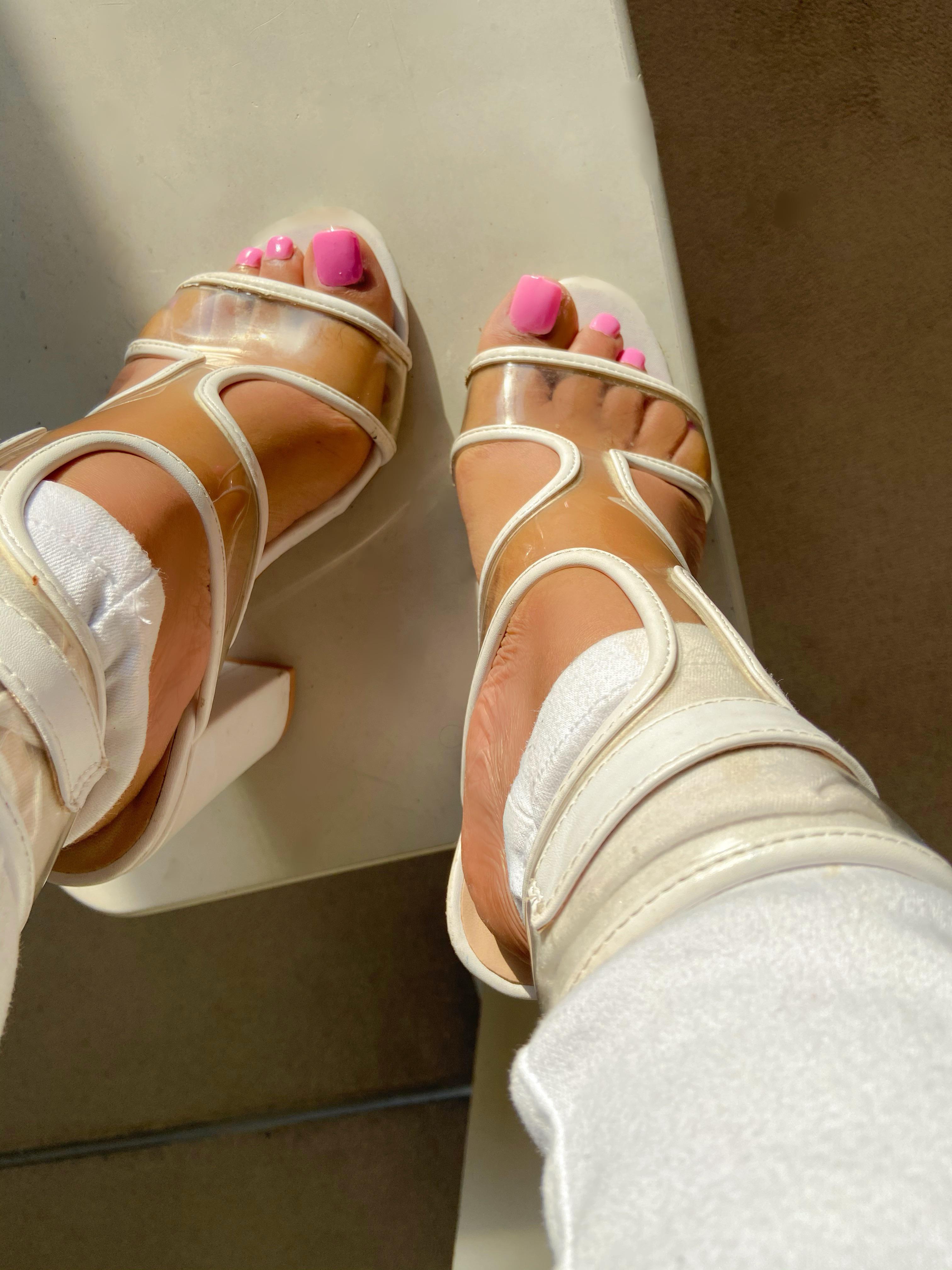 Probably one of the smallest prettiest toes you will ever get to see 😝💗 ...