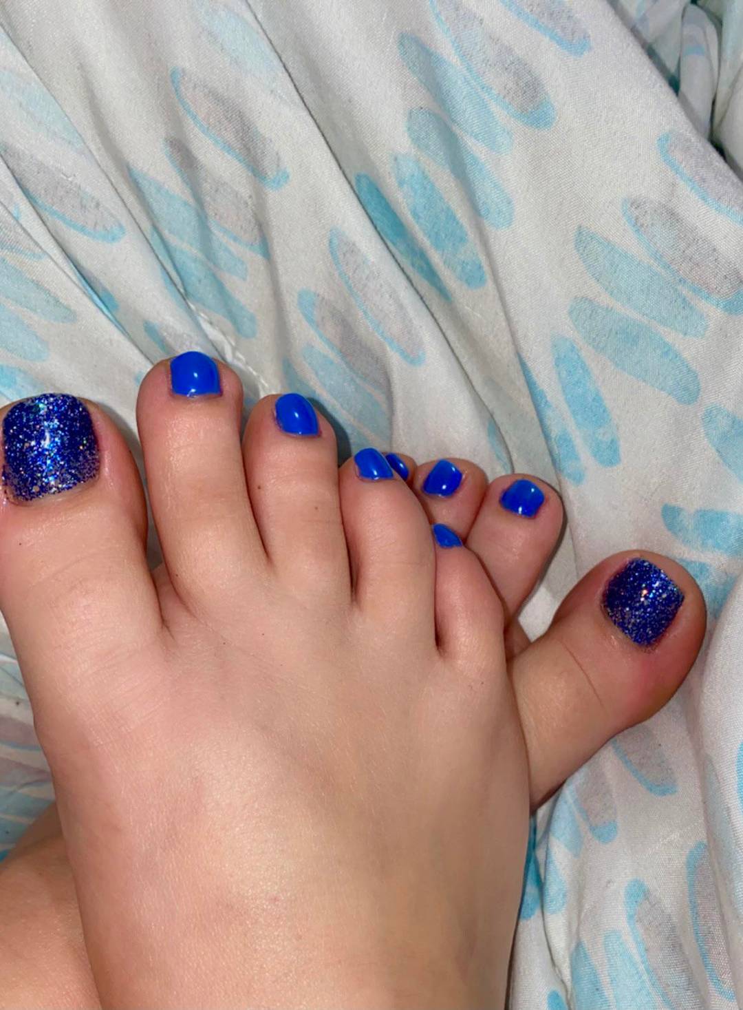 Put my blue toes in your mouth and make them nice and wet. 🥵💦 | Scrolller