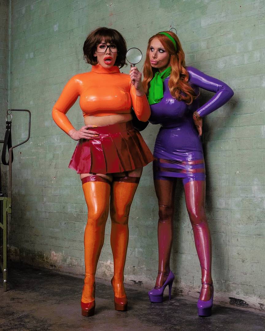 Rebecca Moore and Sophie Anderson as Velma and Daphne from Scooby-Doo |  Scrolller