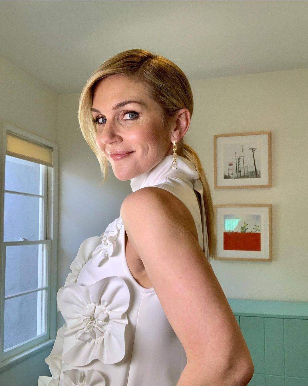 Rhea Seehorn Scrolller