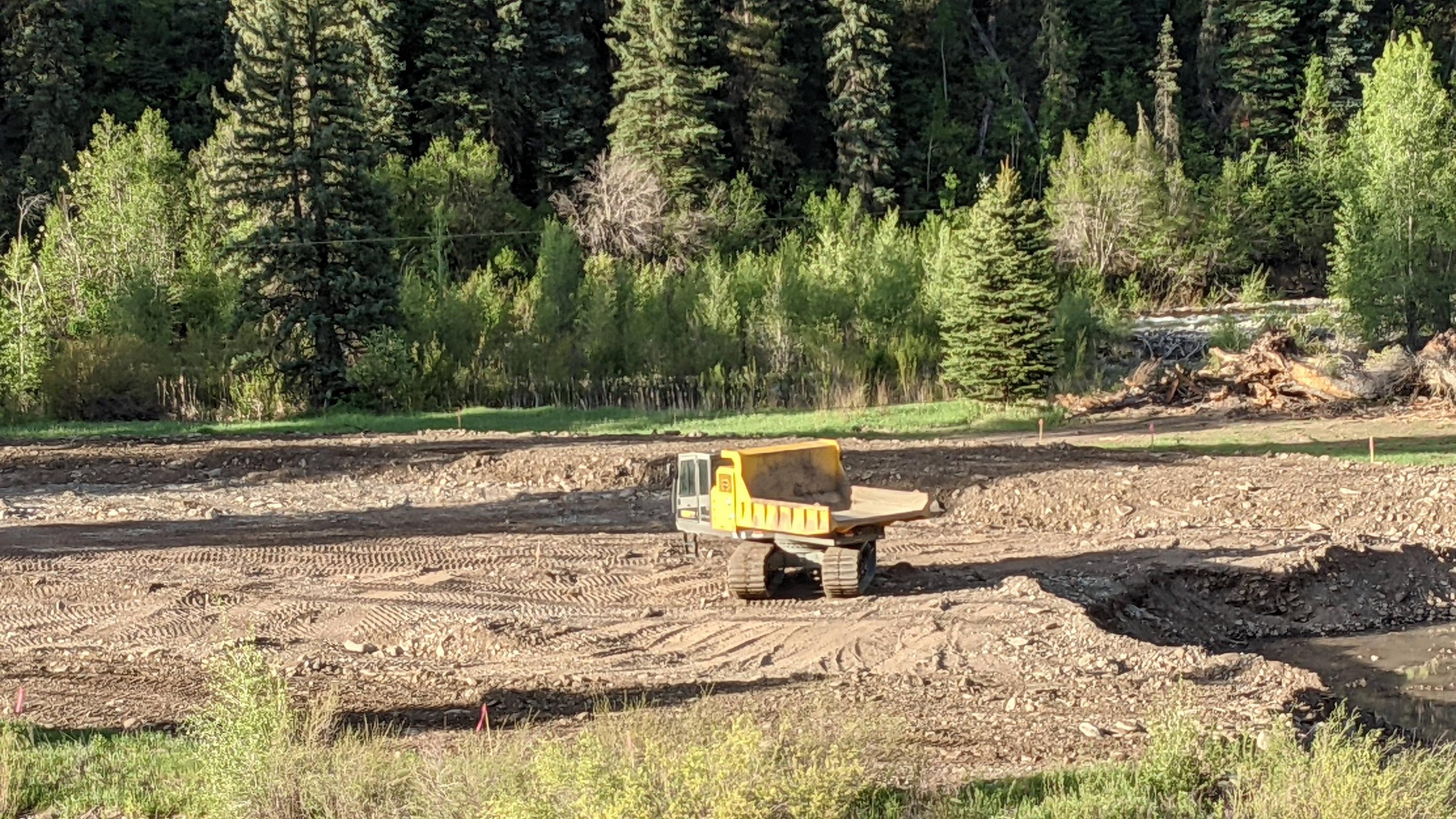 Rotating, off-road, tracked dump truck, something i haven't seen before ...