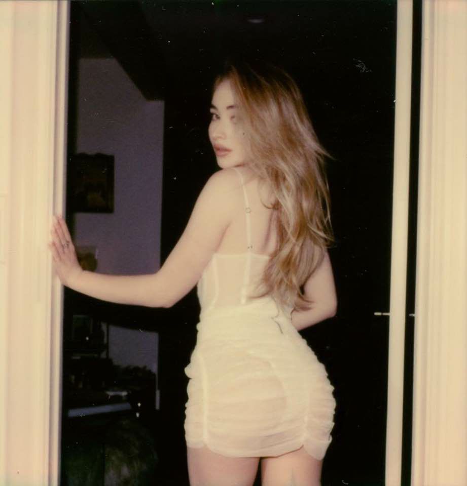 Sabrina Carpenter and her fantastic butt Scrolller