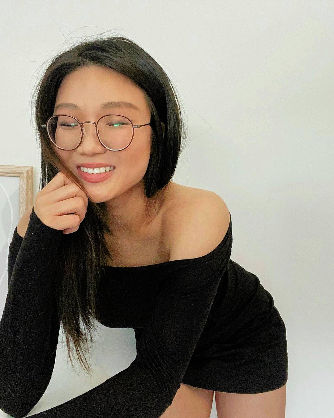 Sexy Shy Asian Hottie Beautiful Smile Scrolller