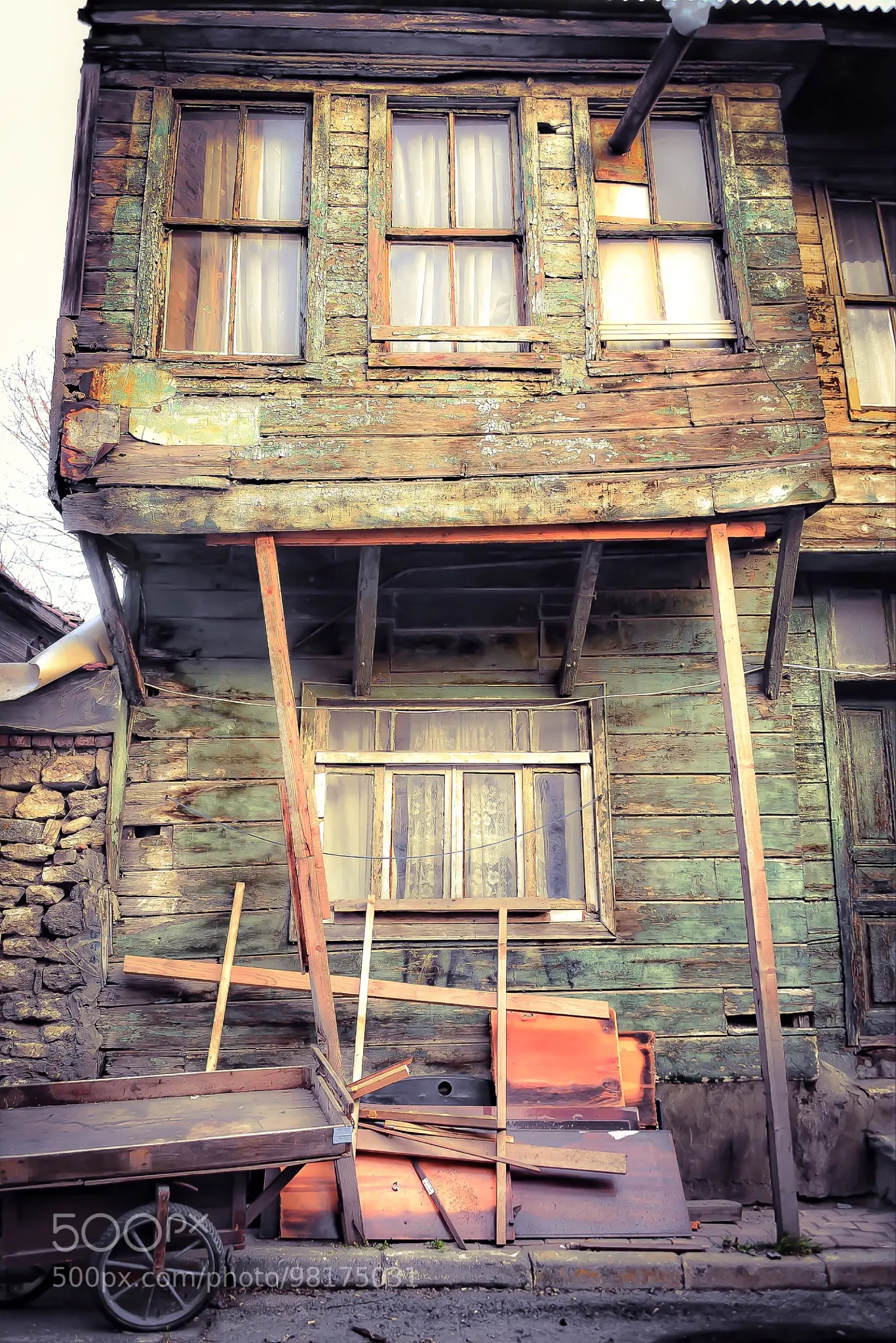 Shack in Istanbul [1366x2048] | Scrolller
