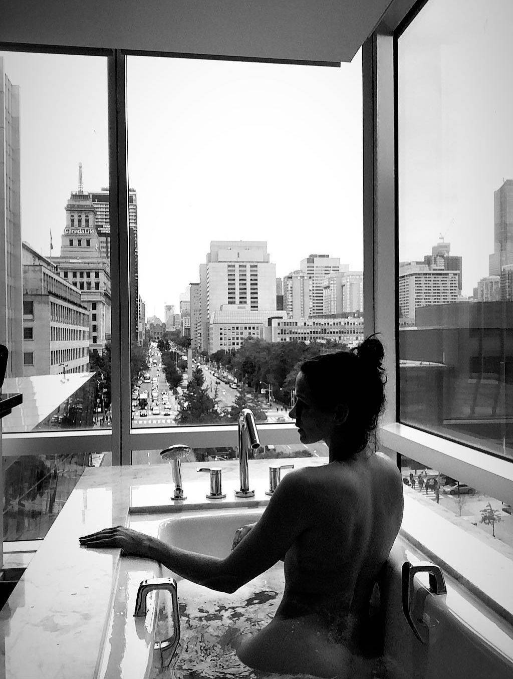 Shantel Van Santen Scrolller