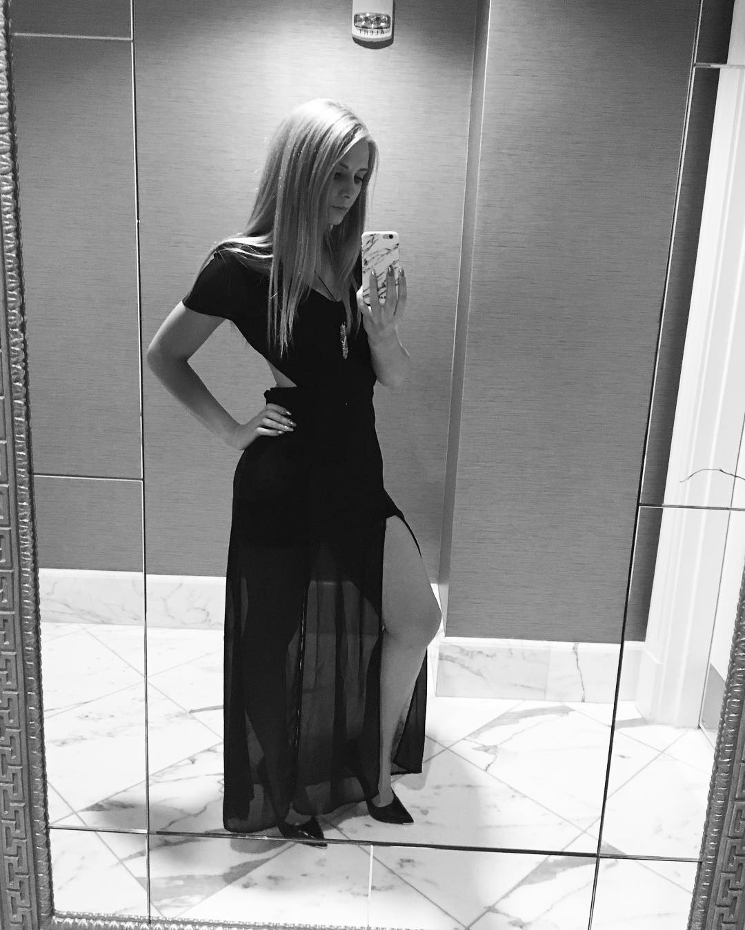 Showing Off A Sliver Of Thigh; She Knows You Want The Pussy .. Scrolller