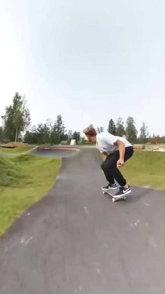 Skateboard pumptrack Scrolller