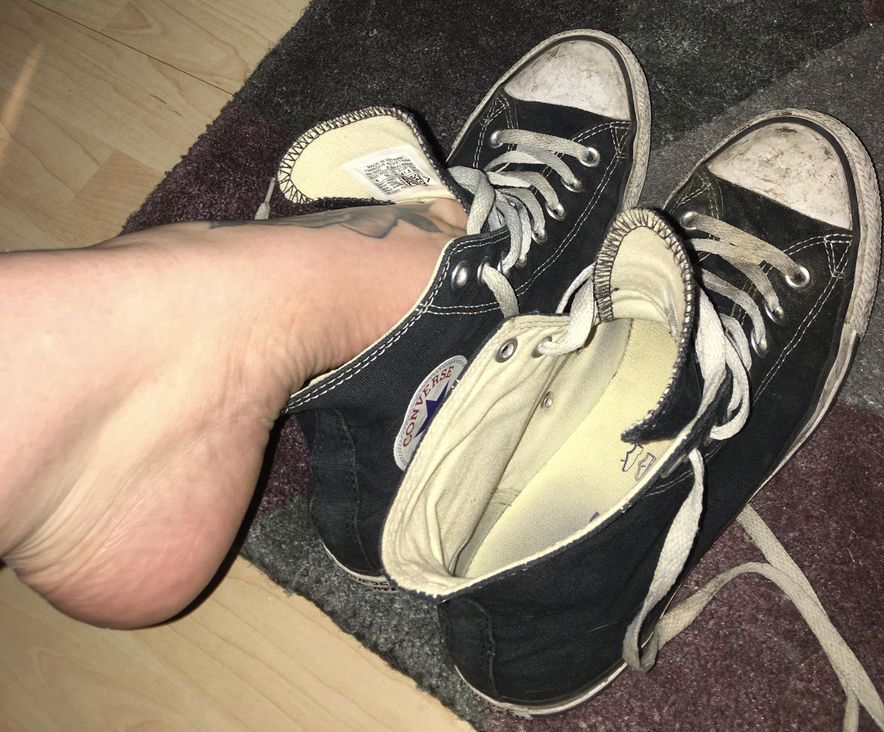 Slide in my dms like I slide my barefeet in these 🦶🏻💦💘 Scrolller