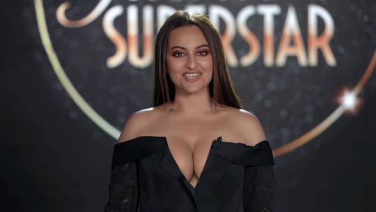 [Image: sonakshi-sinha-cleavage-on-display-with-...40x304.jpg]