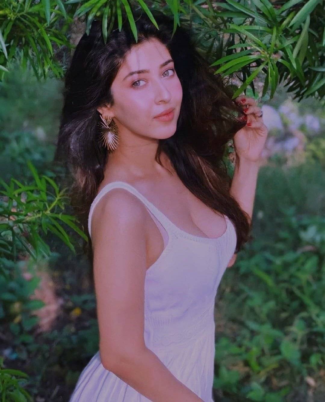 Sonarika bhadoria scrolller
