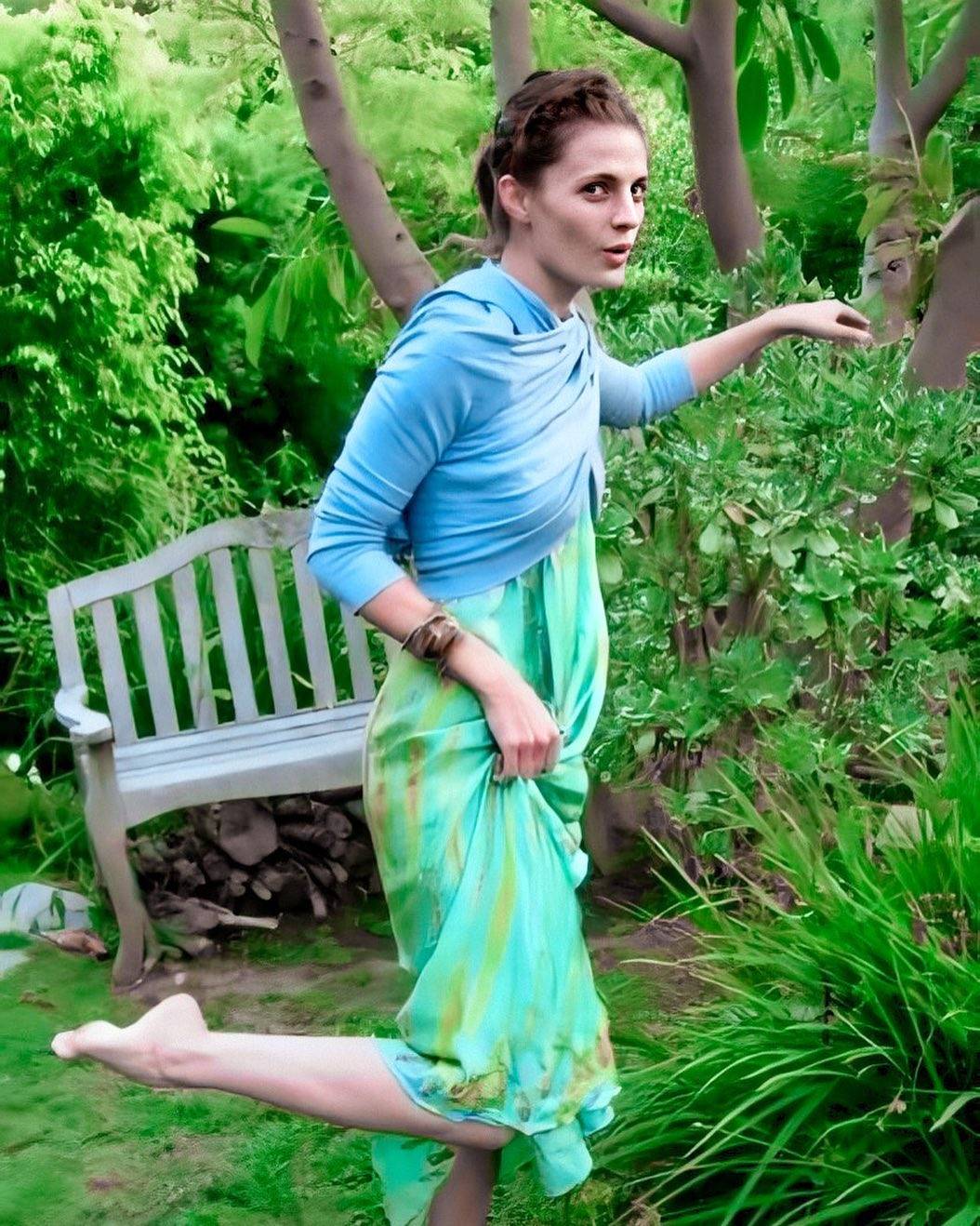 stana-not-wearing-high-heels-scrolller