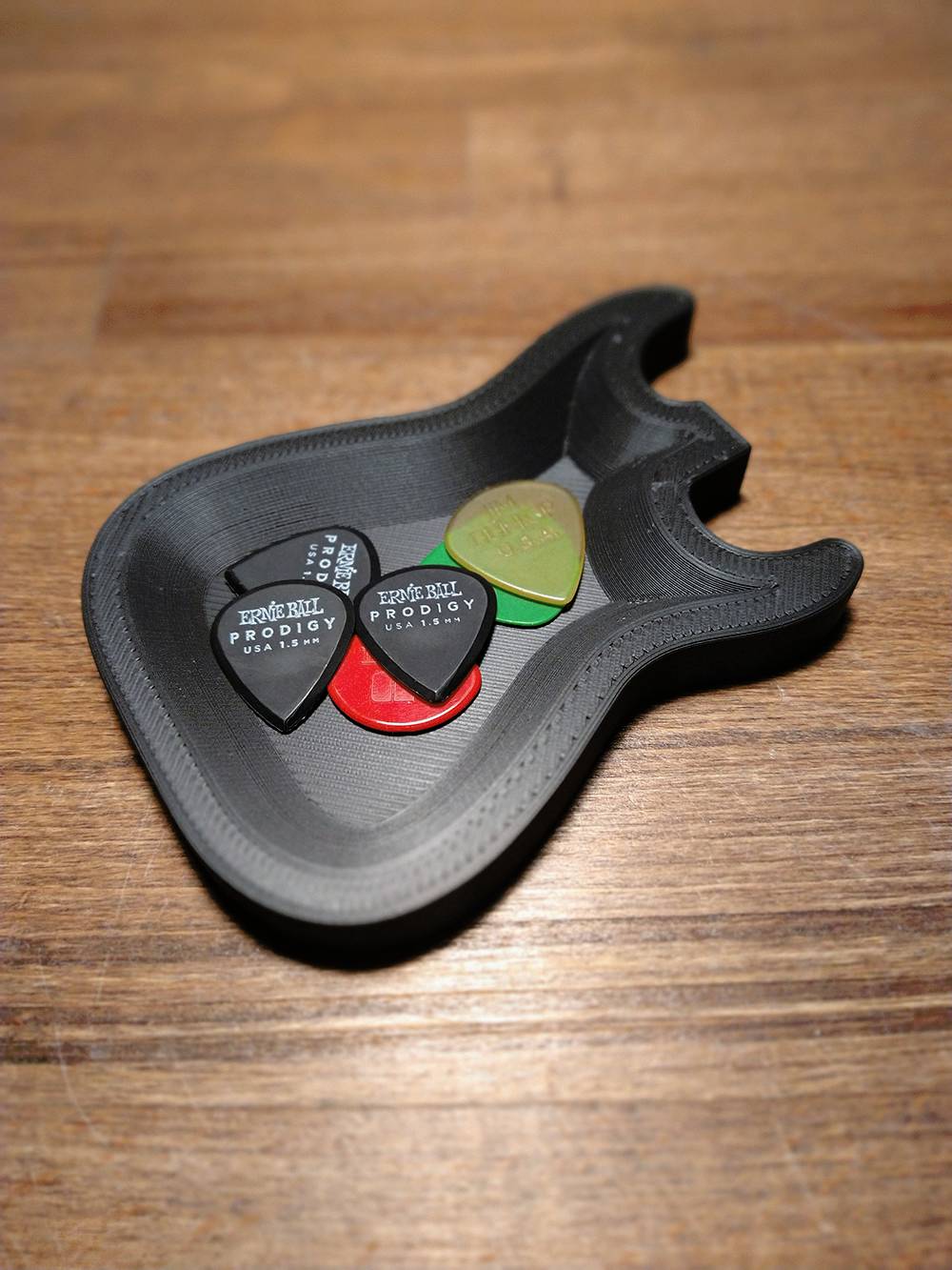 Stratshaped guitar pick holder Scrolller
