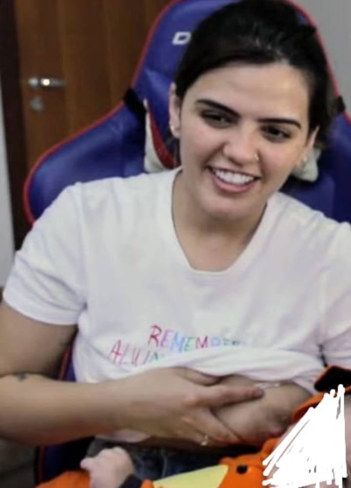 Novinha pagando peitinho na live