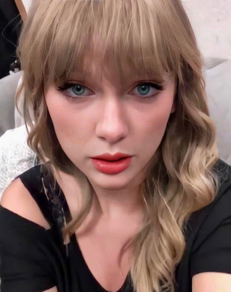 Taylor Swift Holding Your Cock In Her Hands As She Jerks Every Last Bit Of Cum Onto Her Face