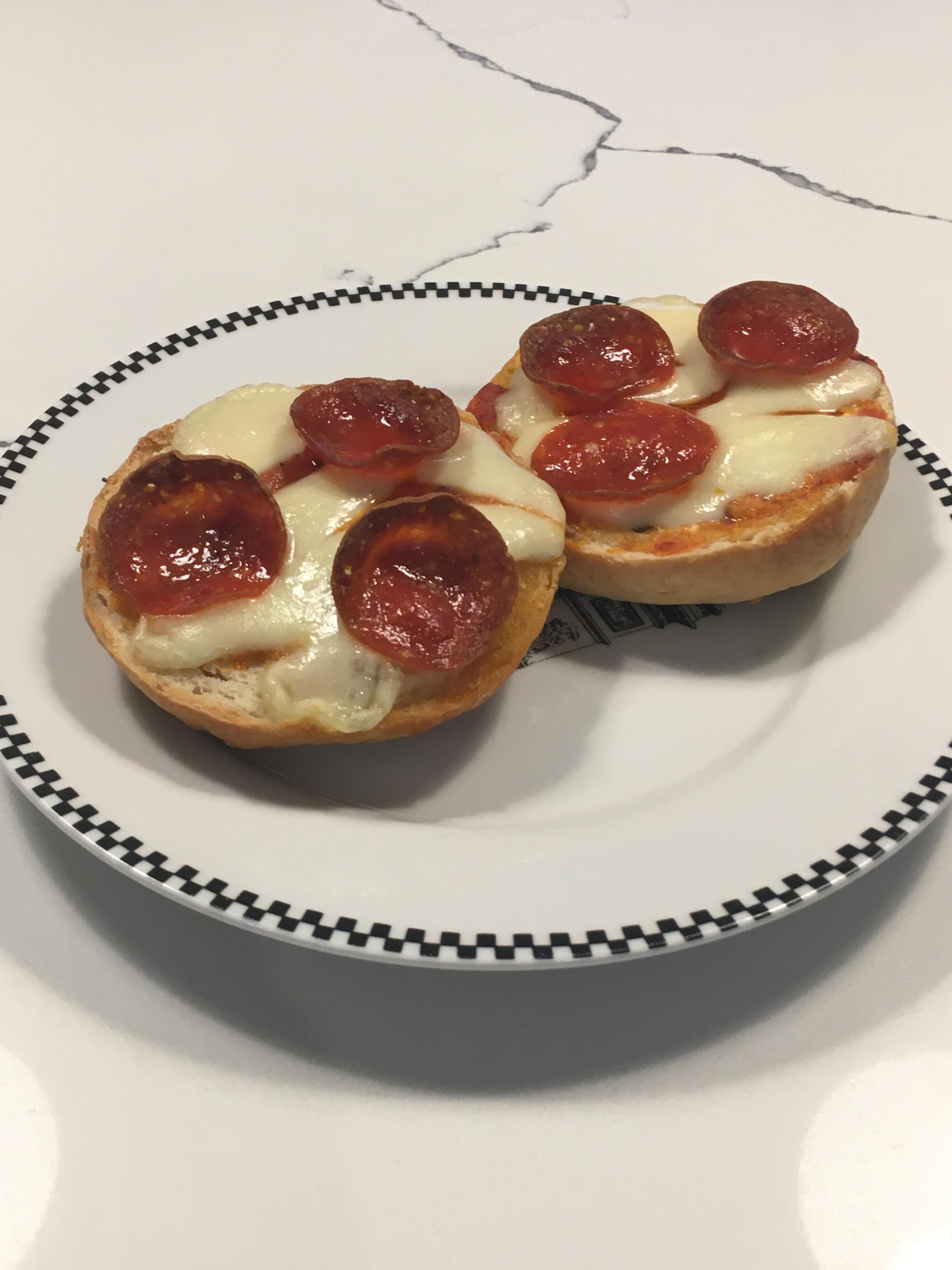 The perfect pepperoni pizza bagels Scrolller