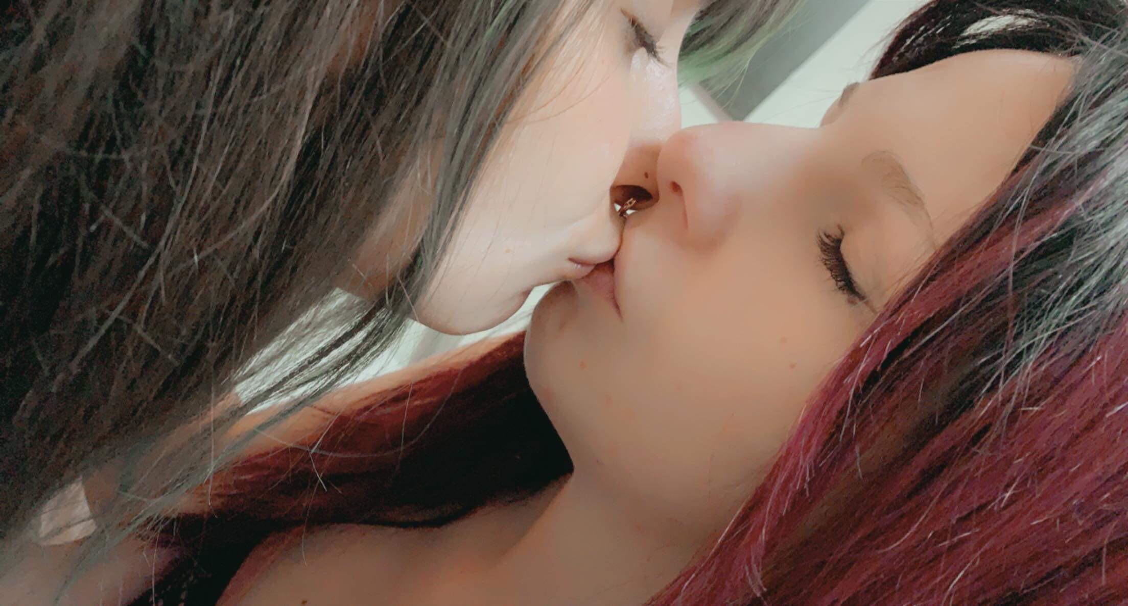 Gorgeous Girls Kissing