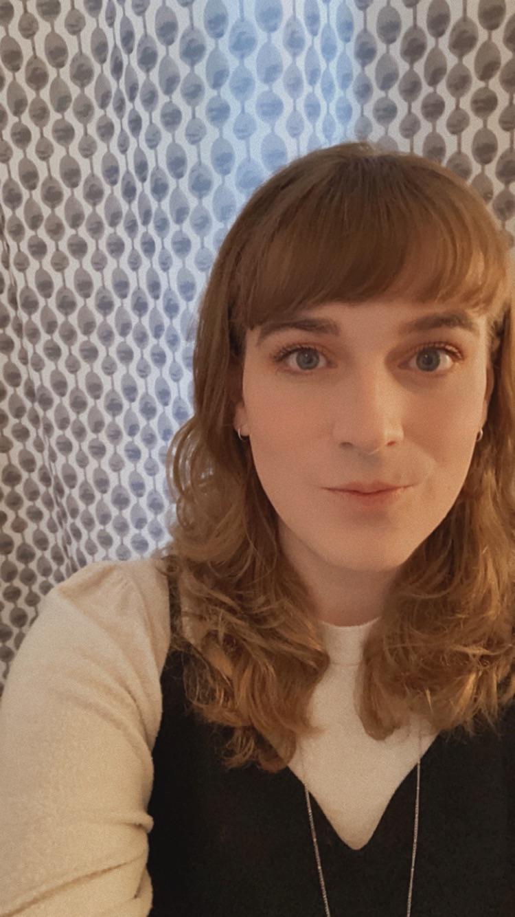 what’s the difference between a catgirl and comma? Scrolller