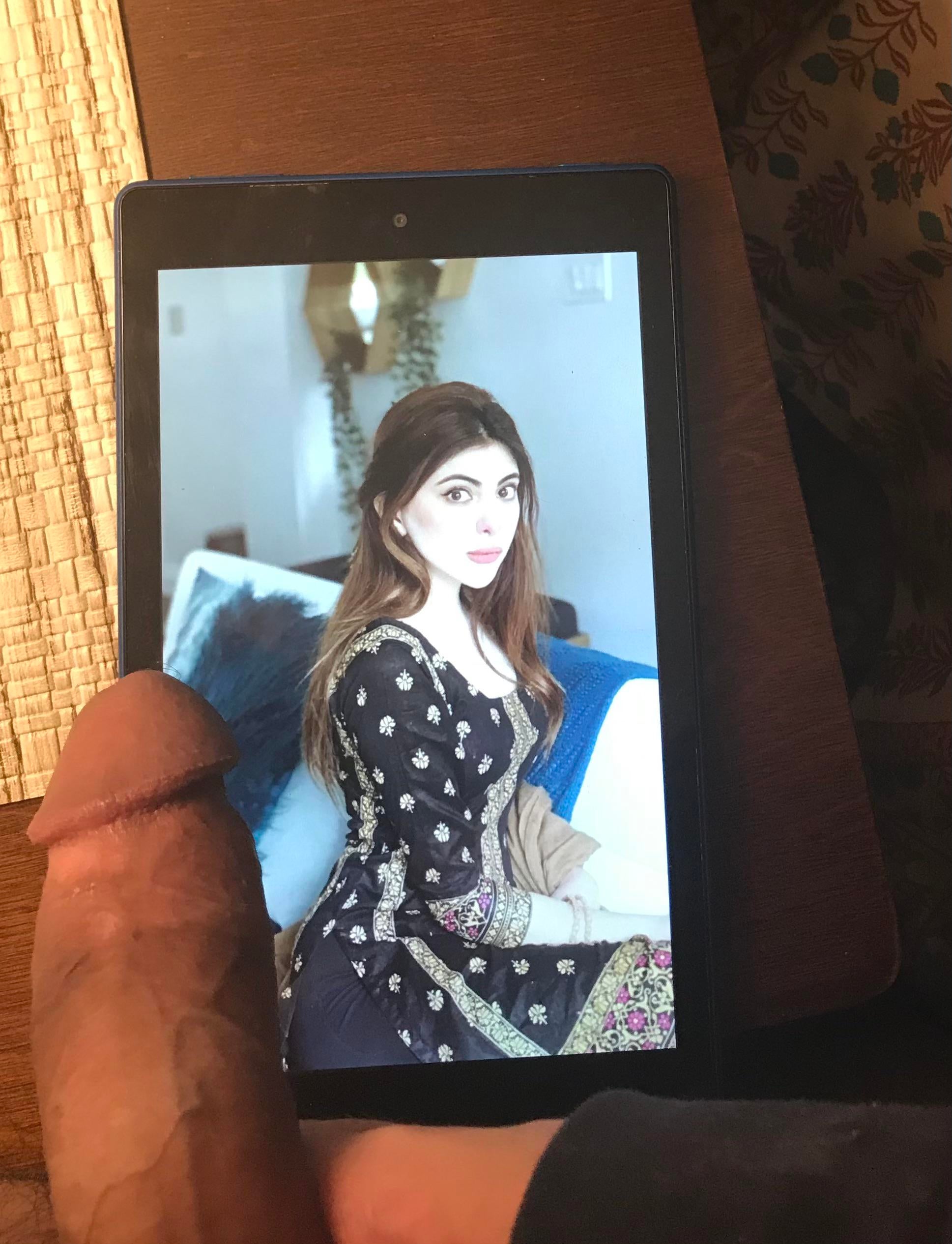 Who is she ? Hottest figuree Scrolller