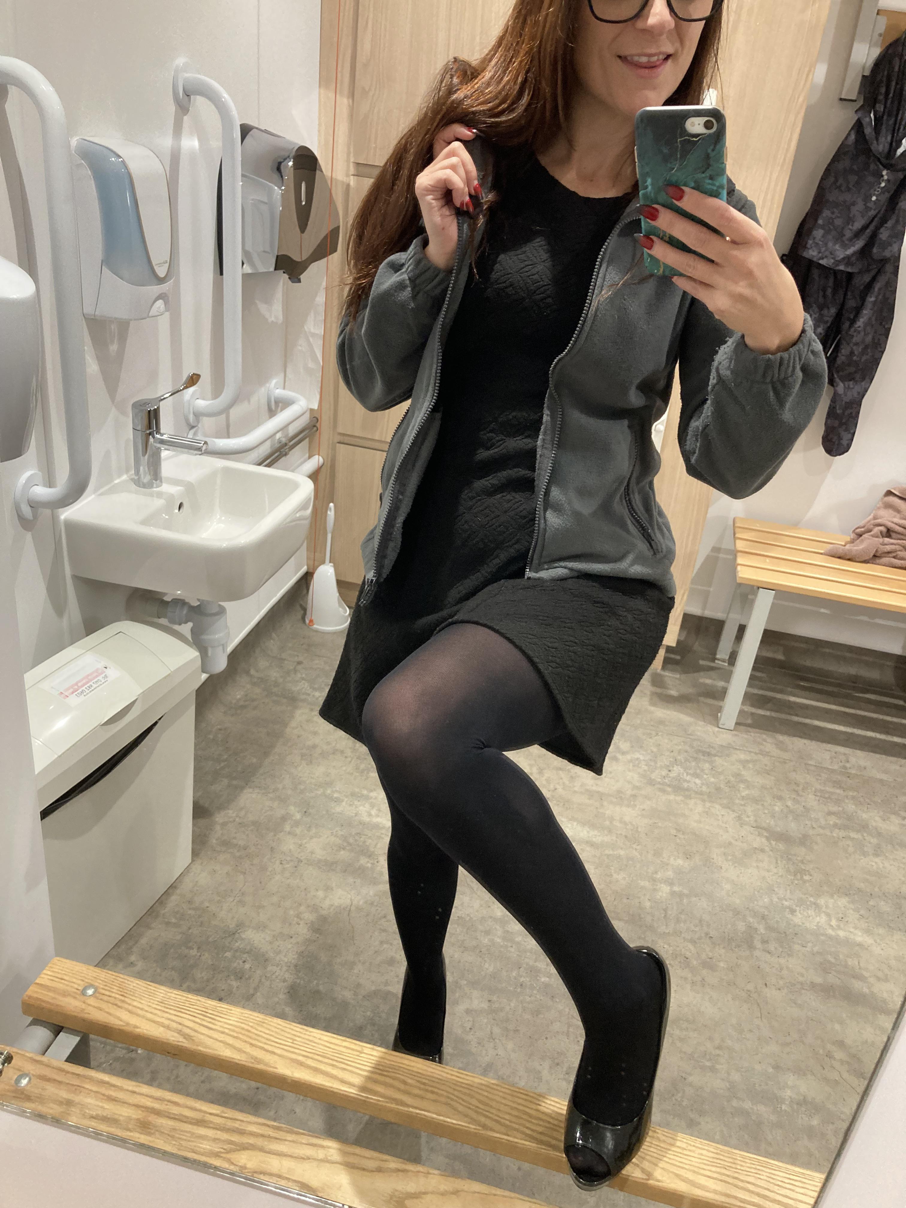 Work bathroom selfie 😇😇😬 F35 | Scrolller