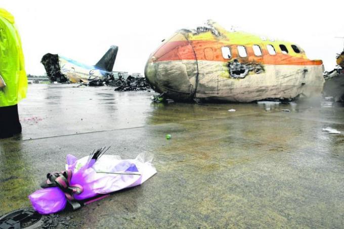 Wreckage Of Singapore Airlines Flight 006 Boeing 747 412 At Taoyuan