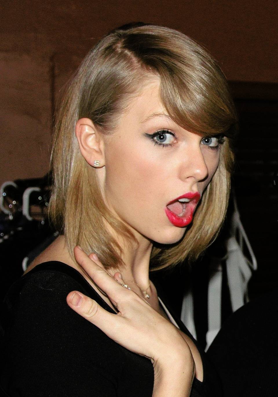 Taylor Swift's warm wet mouth Scrolller