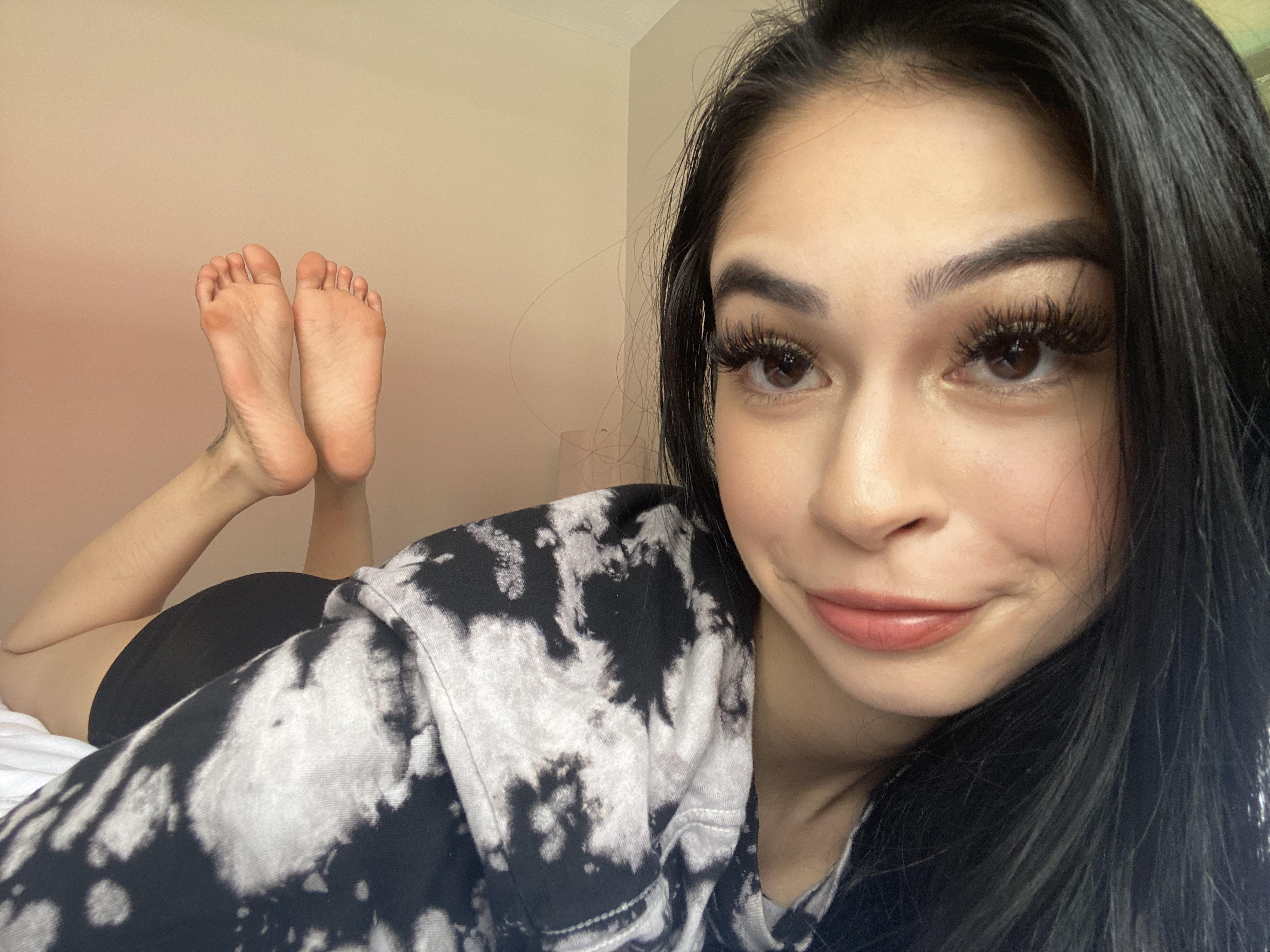 You Know You Want To Worship My Feet Scrolller