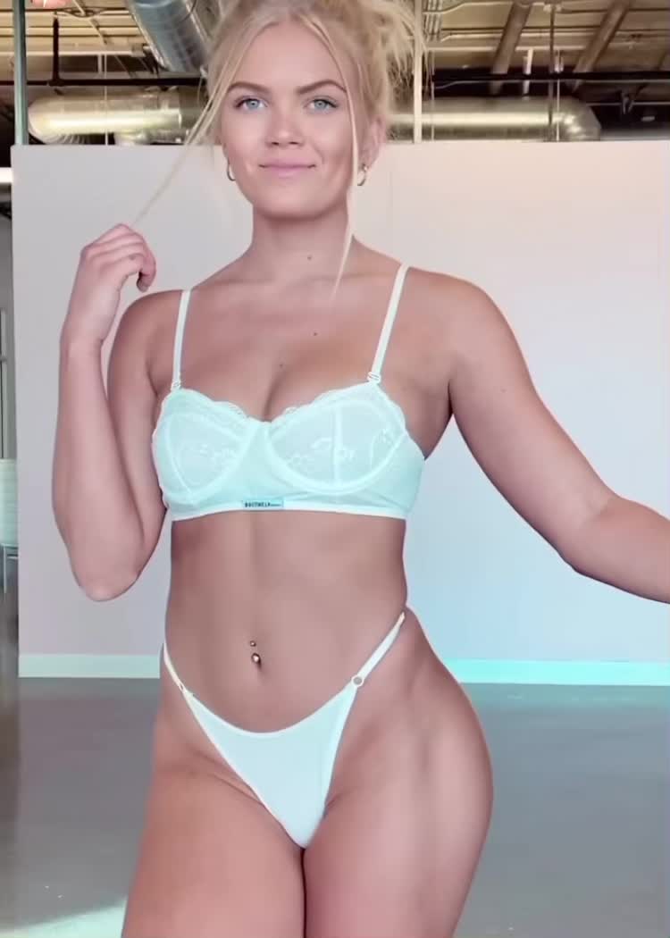 Nellie Cronen | Scrolller