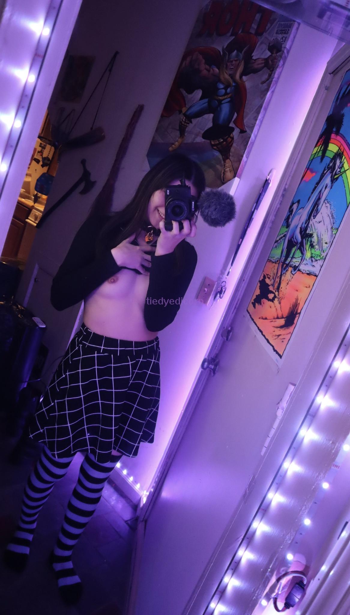 am-i-the-definition-of-smol-tiddy-goth-gf-scrolller