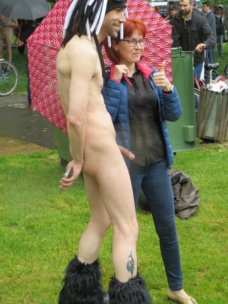 Real CFNM cock gets "thumbs-up" at WNBR