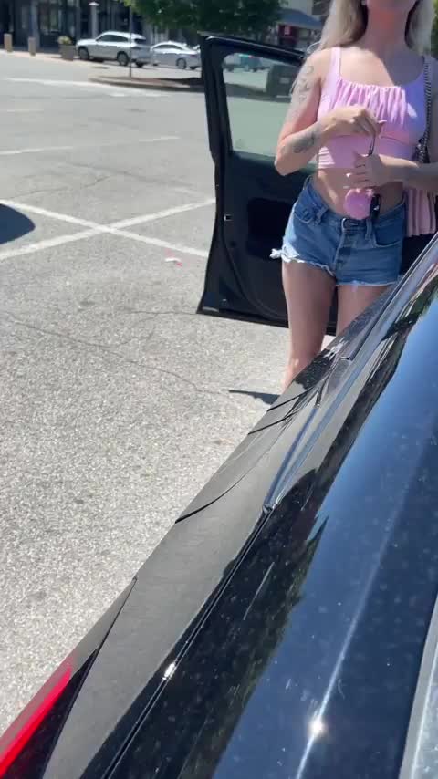 Flashing in the parking lot Scrolller