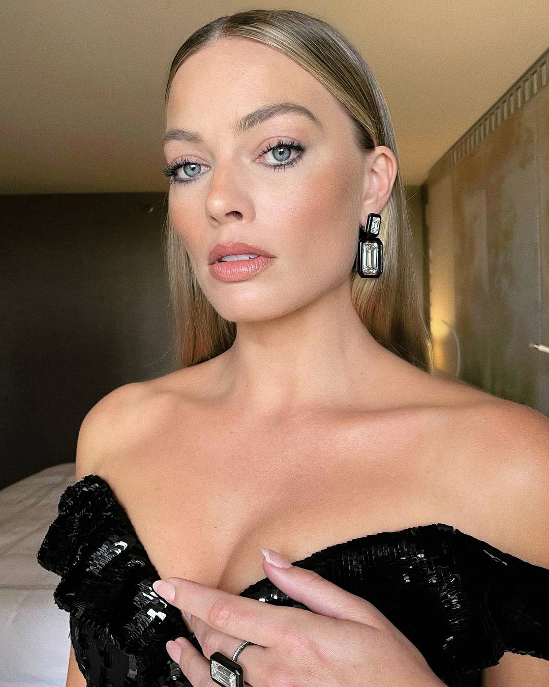her-look-for-the-2023-oscars-scrolller
